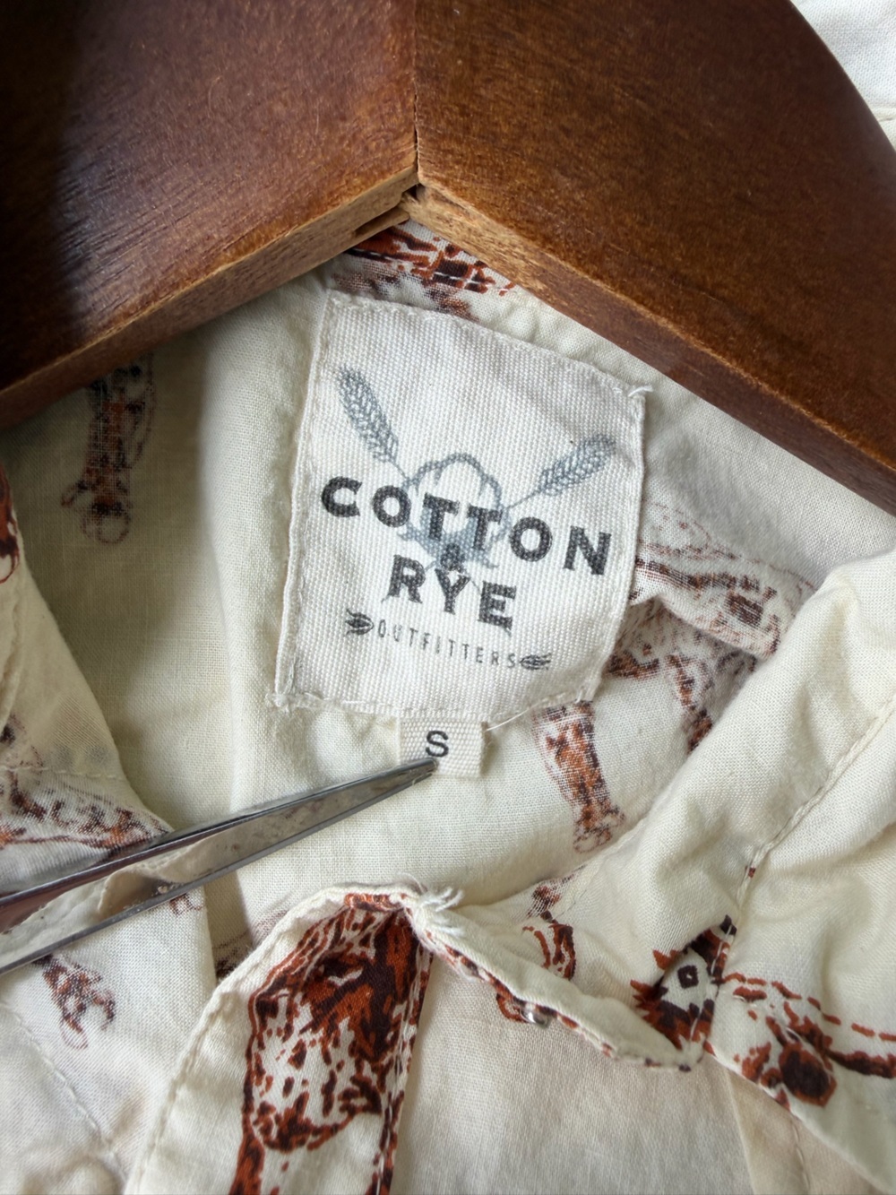 Cotton & Rye Women’s Longhorn Steer Print Pearl Snap Shirt - Picture 4 of 4